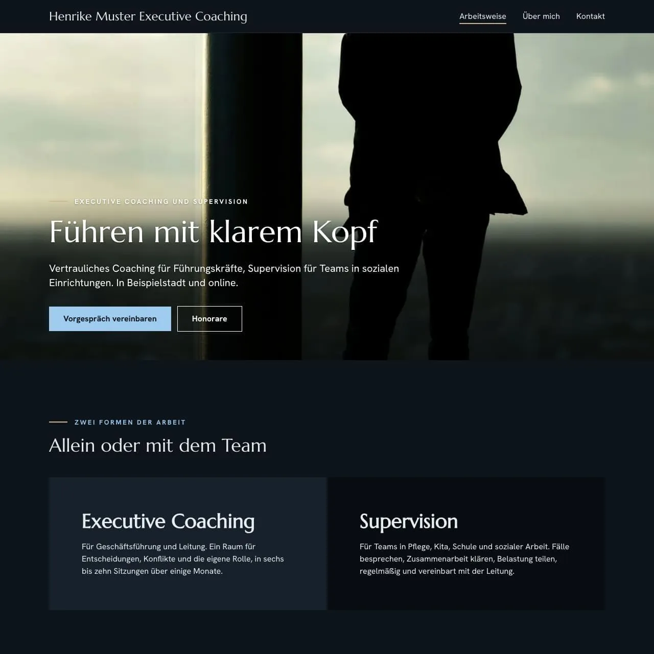 Startseite von Henrike Muster Executive Coaching in Nachtblau und Eisblau am Rechner