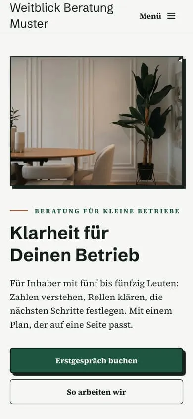 Startseite von Weitblick Beratung Muster in Tannengrün und Kupfer am Handy