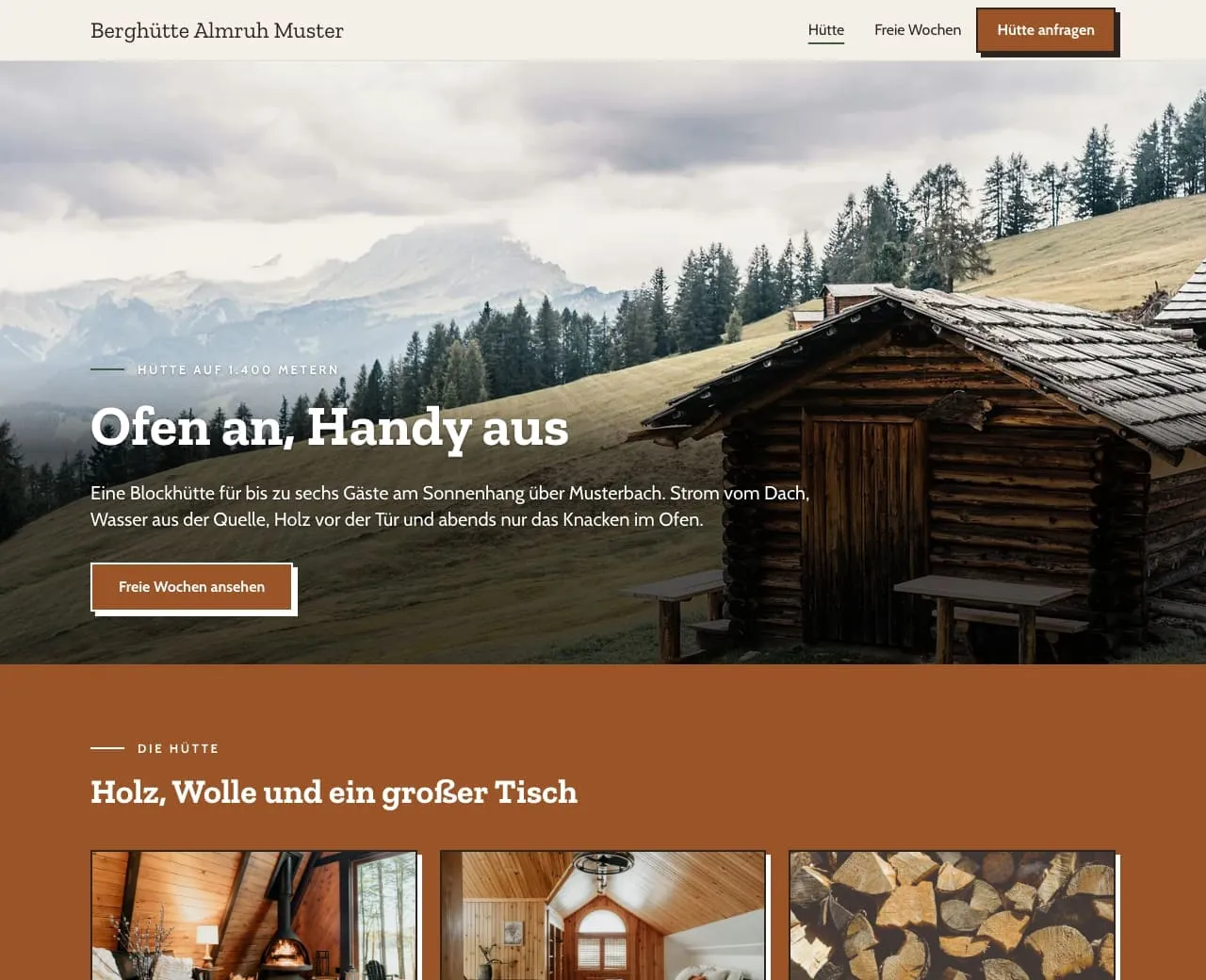Startseite der Berghütte Almruh Muster mit Blockhütte am Berghang und Holzbraun am Rechner