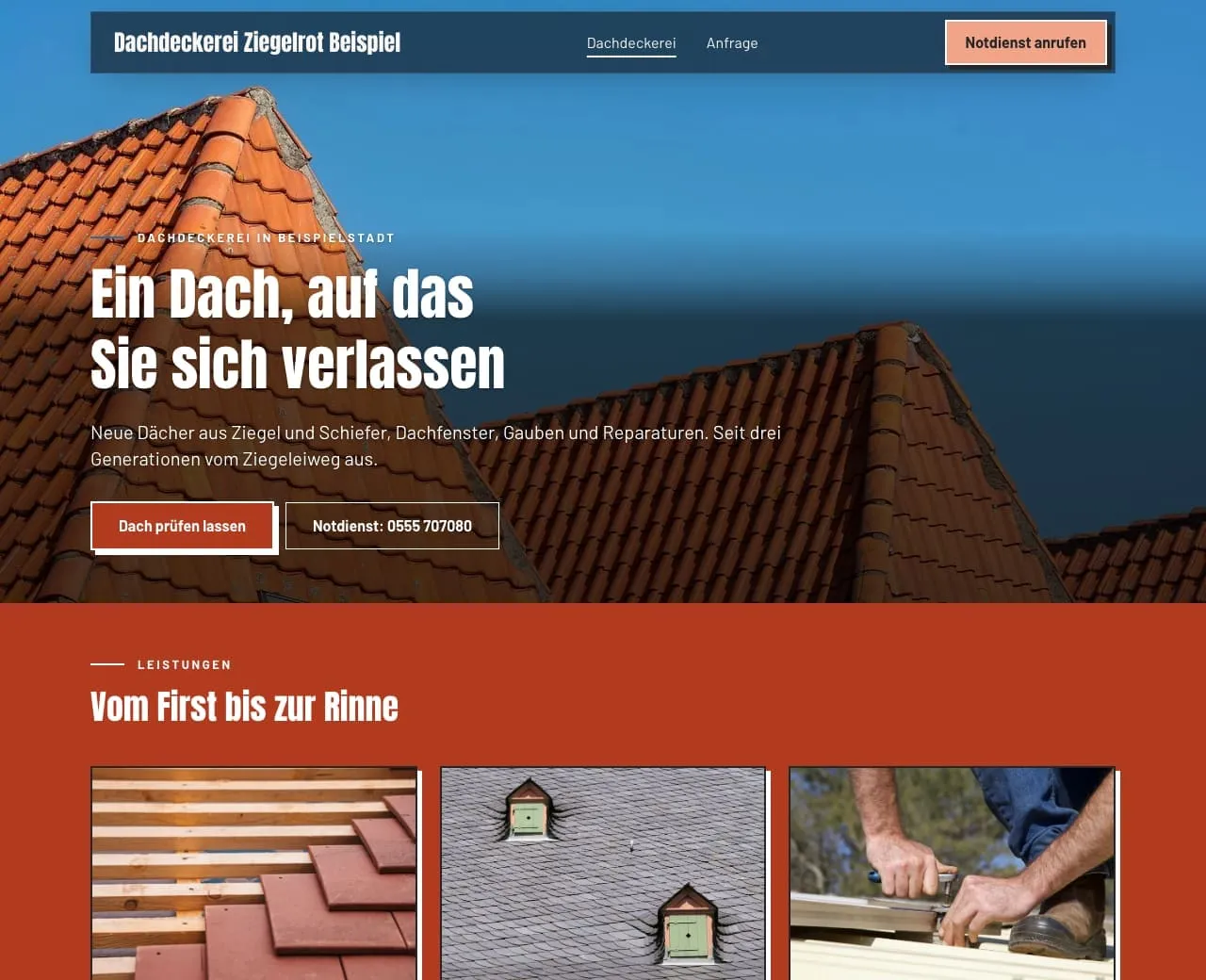 Startseite der Dachdeckerei Ziegelrot Beispiel mit roten Dächern vor blauem Himmel am Rechner
