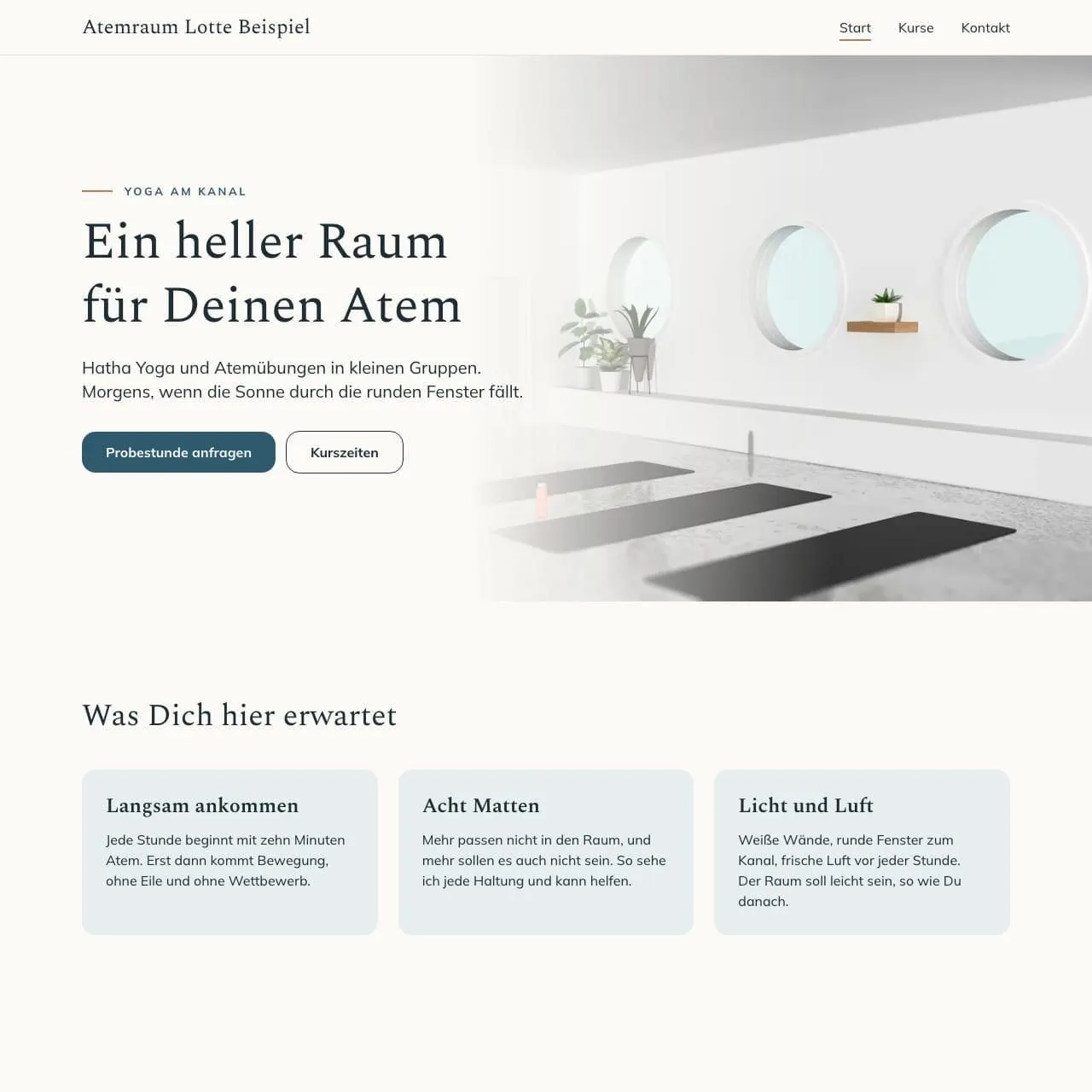 Startseite vom Atemraum Lotte Beispiel in Weiß und Taubenblau am Rechner